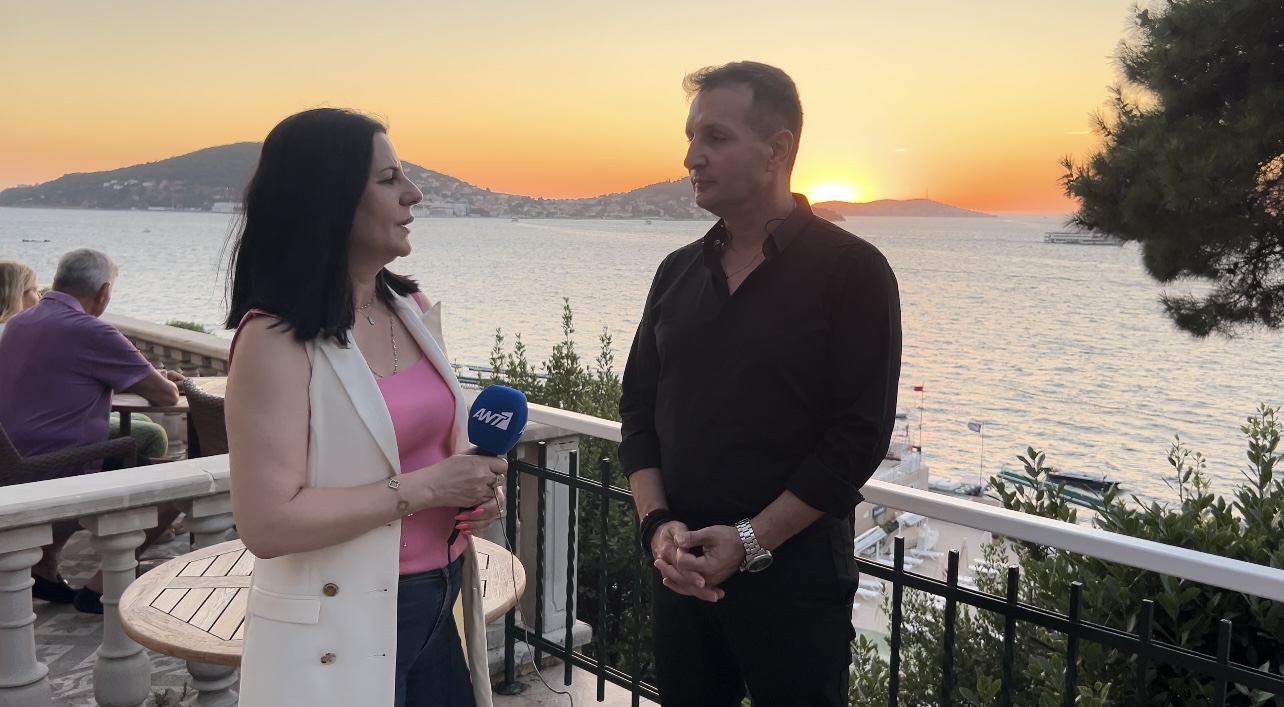 Δημήτρης Μπάσης τραγουδά για τα 100 χρόνια της Μητρόπολης Πριγκήπου