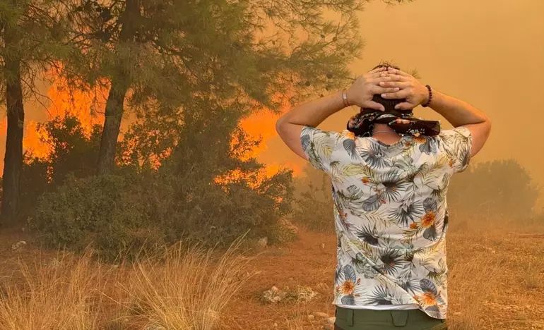 Πυρκαγιά σε 3 περιοχές της Αττάλειας - Εκκενώθηκαν σπίτια 