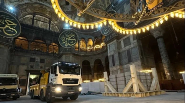 Σωρεία αντιδράσεων για την είσοδο βαρέων οχημάτων στην Αγία σοφία – Αντιπολιτευόμενος Τύπος και ειδικοί κρούουν καμπανάκι κινδύνου