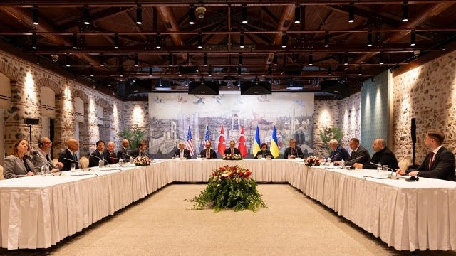 Ντολμάμπαχτσε: Ρώσοι και Ουκρανοί στο ίδιο τραπέζι για πρώτη φορά έπειτα από τρία χρόνια