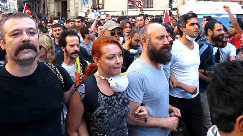 Αντιδράσεις για τη σύλληψη της μάνετζερ καλλιτεχνών Αϊσέ Μπαρίμ