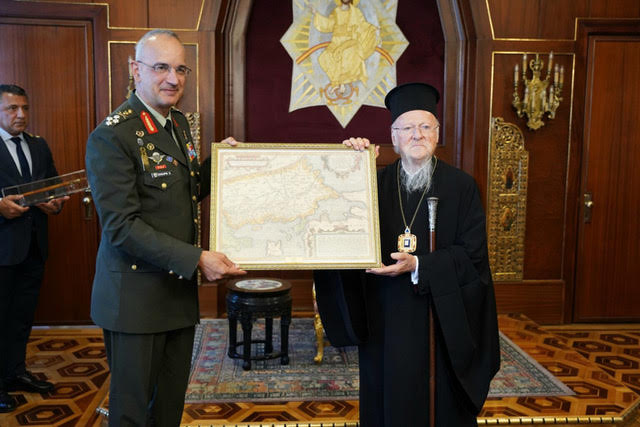 Τουρκικό ΥΠΑΜ εναντίον Χούπη για το δώρο του στον Οίκ. Πατριάρχη - Απάντηση από ελληνικό ΥΠΑΜ 