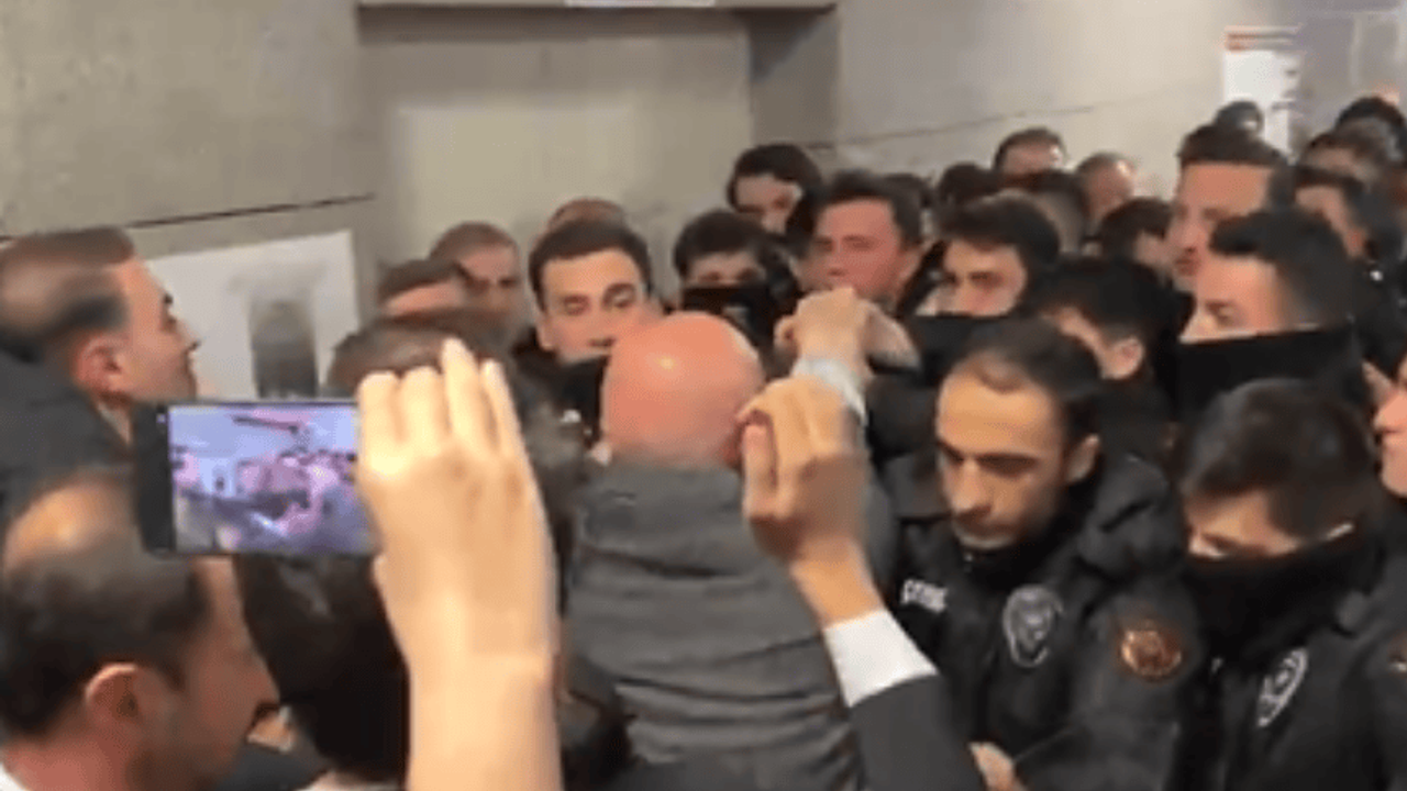 Συμπλοκές με αστυνομία σε δικαστήριο και δημαρχείο για τον Ιμάμογλου