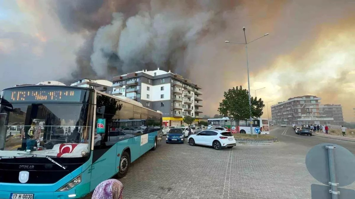 Πανικός από πυρκαγιά στα Δαρδανέλια: Η φωτιά πλησιάζει το νοσοκομείο