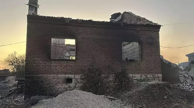 Δαρδανέλια: 5 χωριά εκκενώθηκαν – 4 συλλήψεις – Πολλά σπίτια κάηκαν