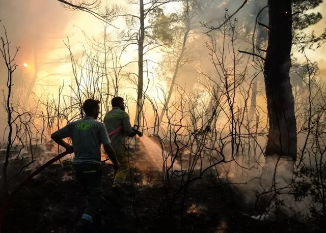 Κόλαση στη Σμύρνη – Δύο νεκροί – Σπίτια καίγονται