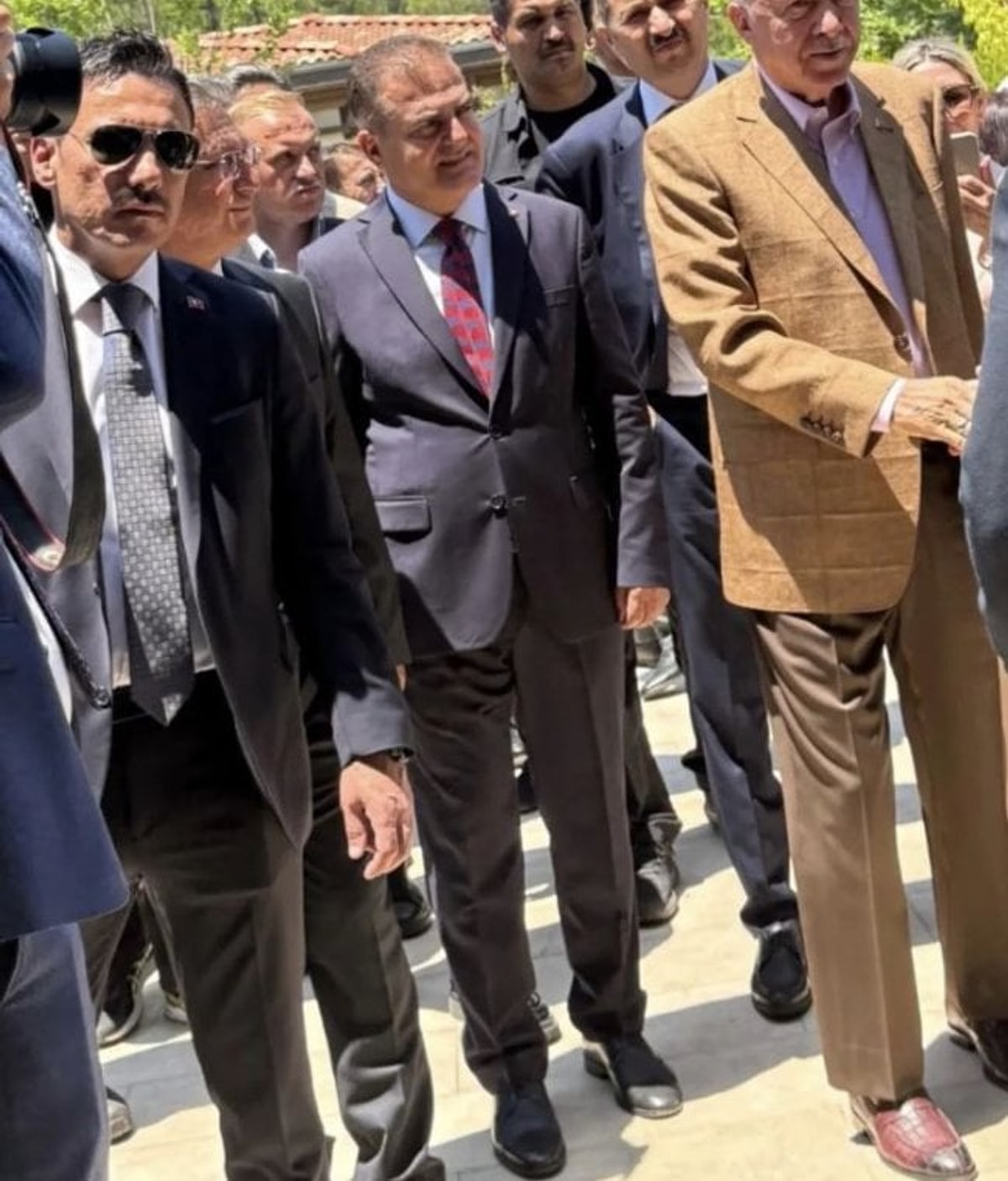 Τουρκία: Σάλος με το παπούτσι από κροκόδειλο του Ερντογάν - Η αντιπολίτευση τον κατηγορεί ότι &#039;&#039;κλείνει το μάτι&#039;&#039; στις ξένες εταιρείες