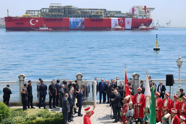 Ερντογάν χαιρετά το Οσμάν Γκαζί μπροστά από Ντολμάμπαχτσε