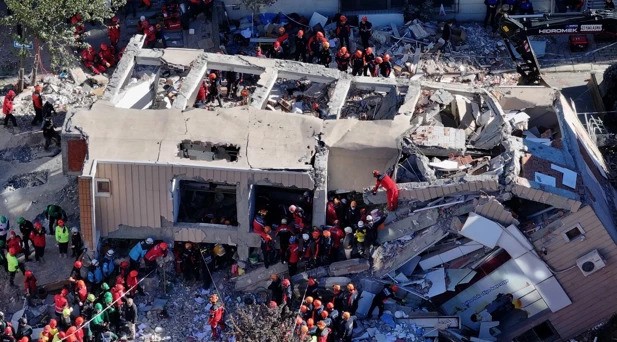 Τραγωδία στο Κοτζάελι: Οικογένεια θαμμένη ζωντανή – Μόνο η 18χρονη Ντιλάρα γλίτωσε!