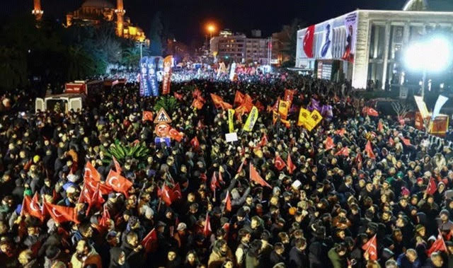 Δεκάδες συλλήψεις πολιτικών και δημοσιογράφων τα ξημερώματα σε Κων/πολη και Σμύρνη