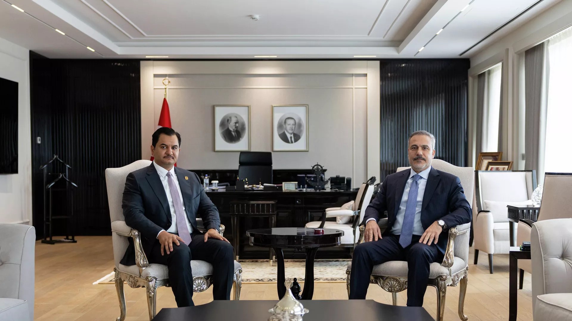 Τουρκία: Αιφνιδιαστική συνάντηση Φιντάν - Χαφτάρ στην Άγκυρα 