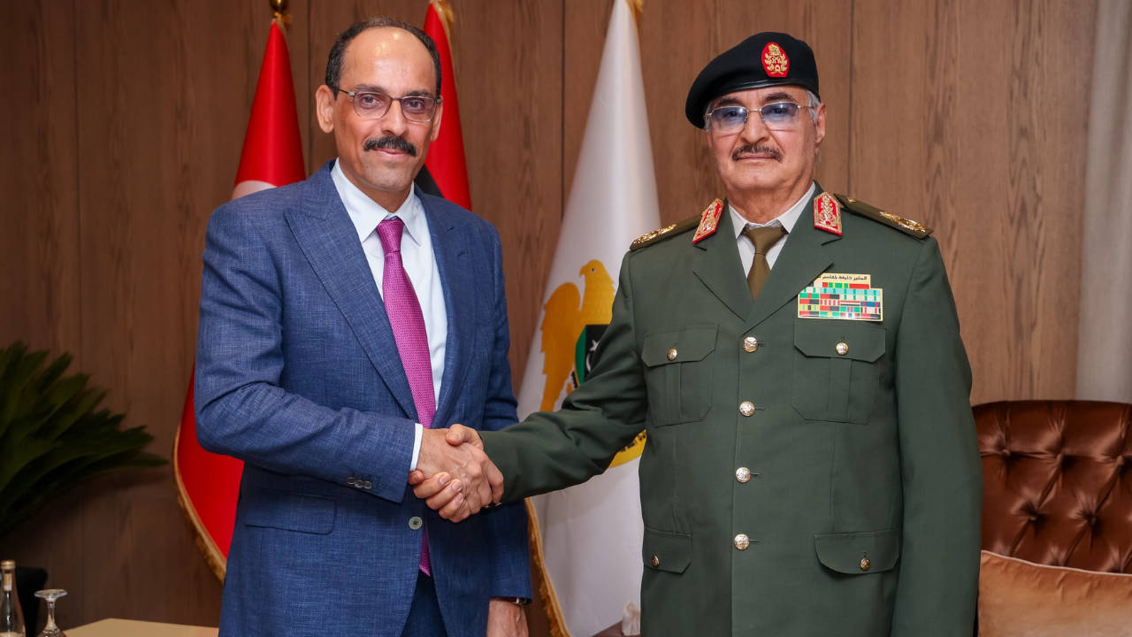 Τουρκία: Αιφνιδιαστική συνάντηση Καλίν - Χαφτάρ στη Βεγγάζη 