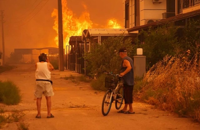 Ανεξέλεγκτες μαίνονται οι πυρκαγιές στη Σμύρνη και την Μανίσα – Δεκάδες σπίτια κάηκαν στη Σμυρνη