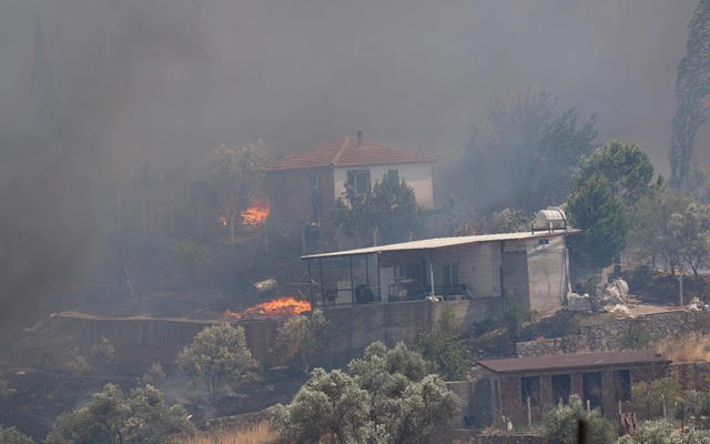 Πυρκαγιά στη Σμύρνη απειλεί κατοικημένες περιοχές