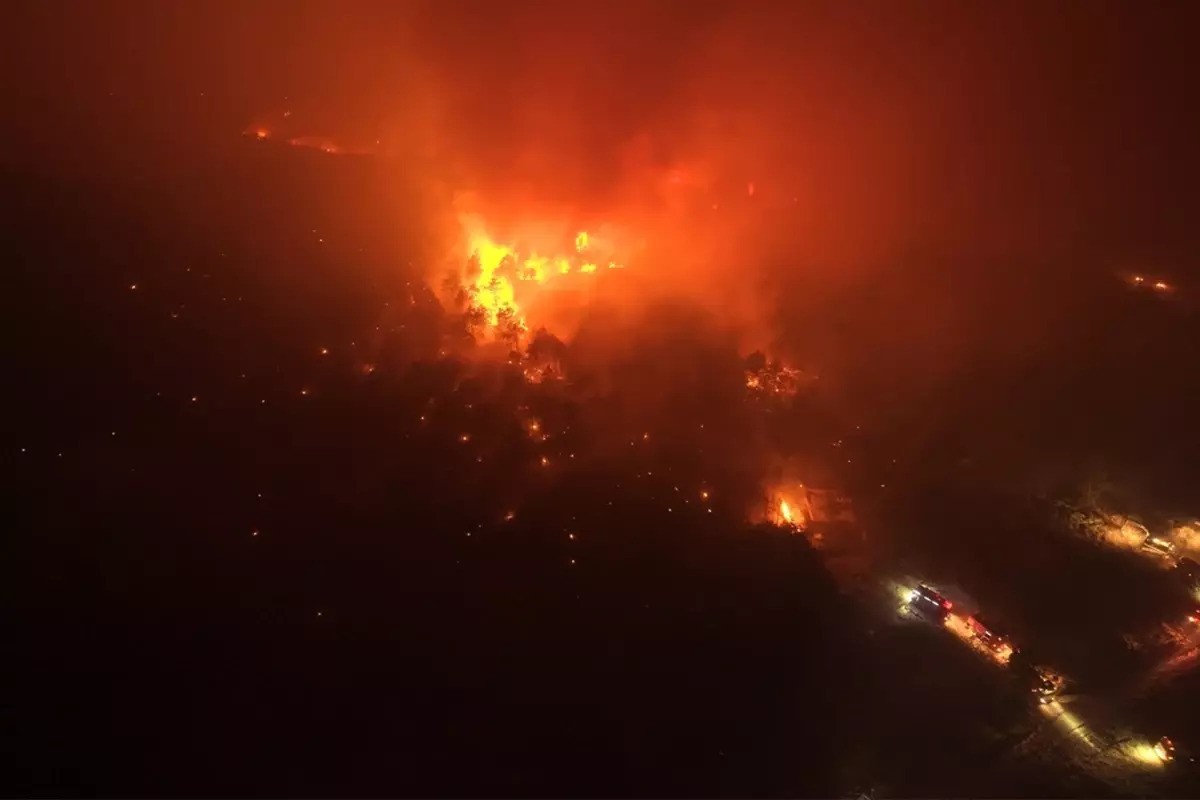 Για 4η μέρα μαίνεται η πυρκαγιά στην Προύσα – Στο Καράμπουκ απειλείται το κέντρο της πόλης