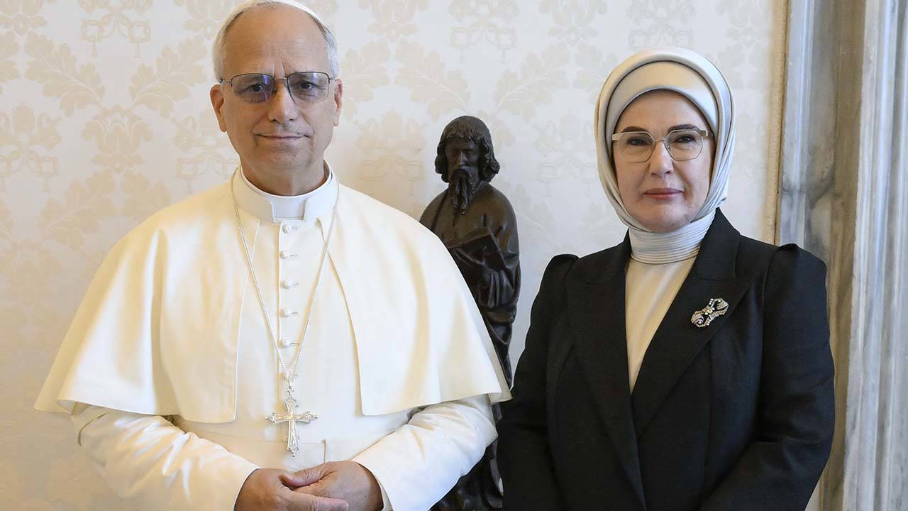 Συνάντηση Εμινέ Ερντογάν με Πάπα Λέοντα στο Βατικανό: Γάζα και κλιματική αλλαγή στην ατζέντα της συν&#039;αντησης