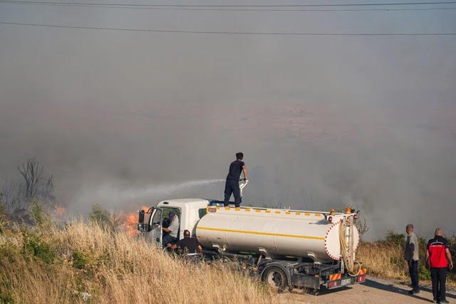 Πανικός στη Σμύρνη – Οι φλόγες έφτασαν μέχρι τα σπίτια – Ένας νεκρός
