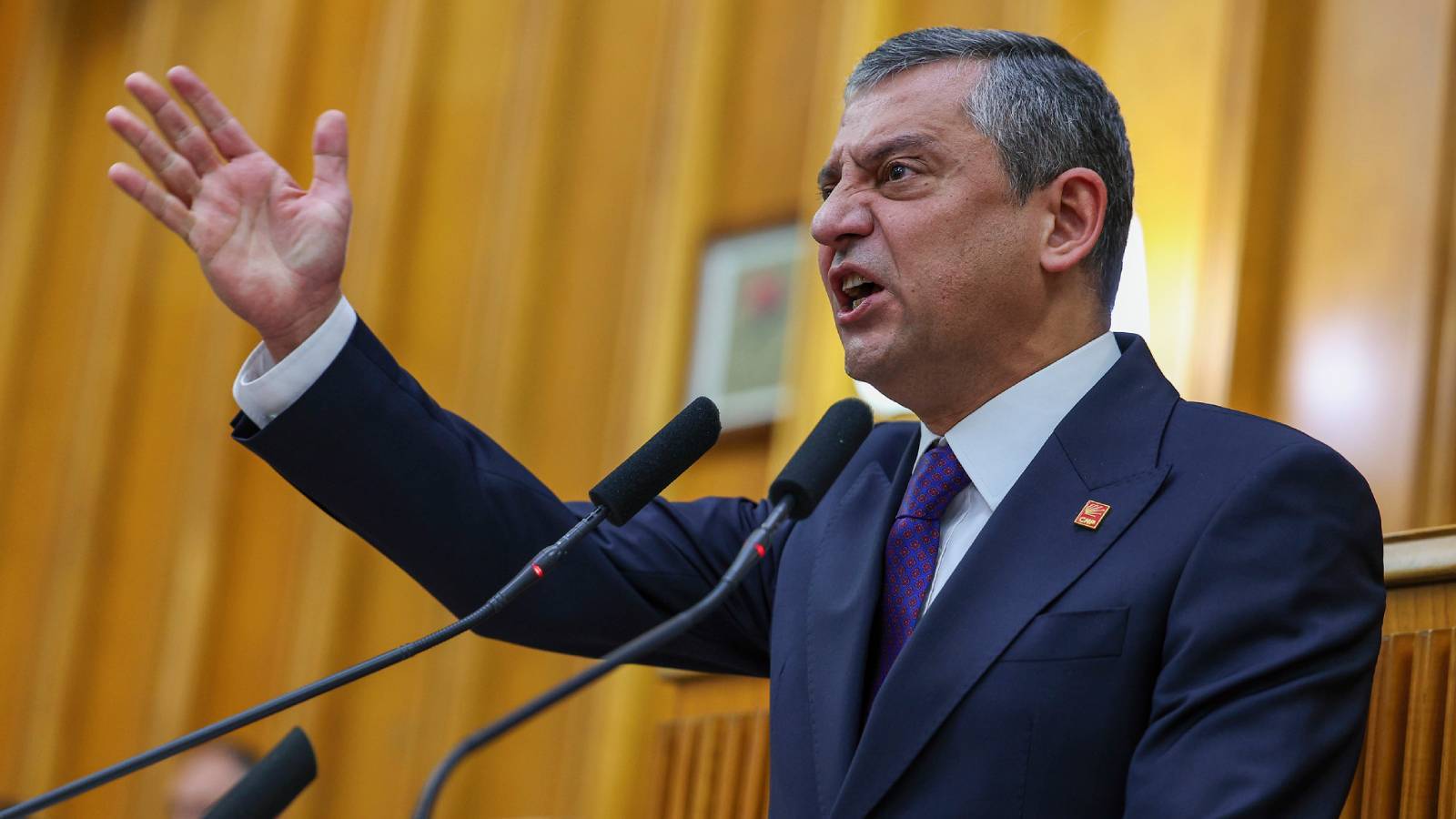 Οζγκιούρ Οζέλ: «Μέθοδος Μουσολίνι στη Δικαιοσύνη!» – «Κατηγορητήριο του αιώνα» χωρίς αποδείξεις