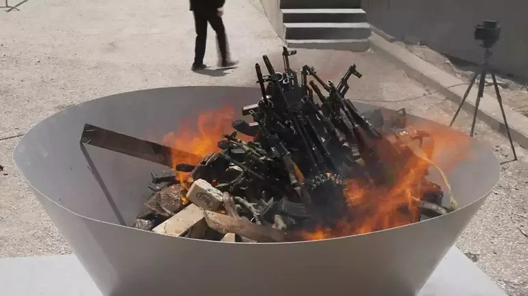 Ολοκληρώθηκε η τελετή αφοπλισμού του PKK: Έκαψαν τα όπλα τους στο Βόρειο Ιράκ