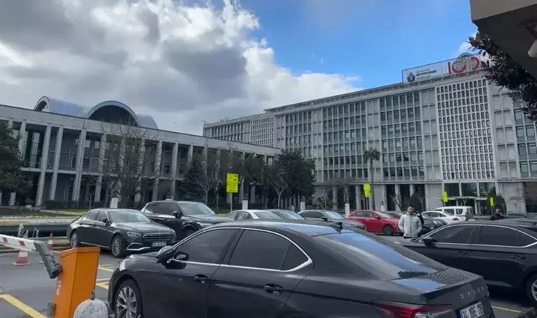 Η νομαρχία κλείνει τους δρόμους γύρω από Δημαρχείο Κωνσταντινούπολης