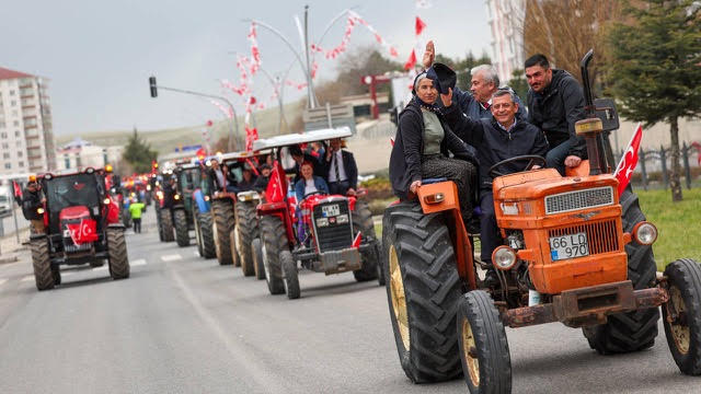 Χίλια τρακτέρ σχημάτισαν κομβόι στο Γιόζγκατ υπέρ Ιμάμογλου